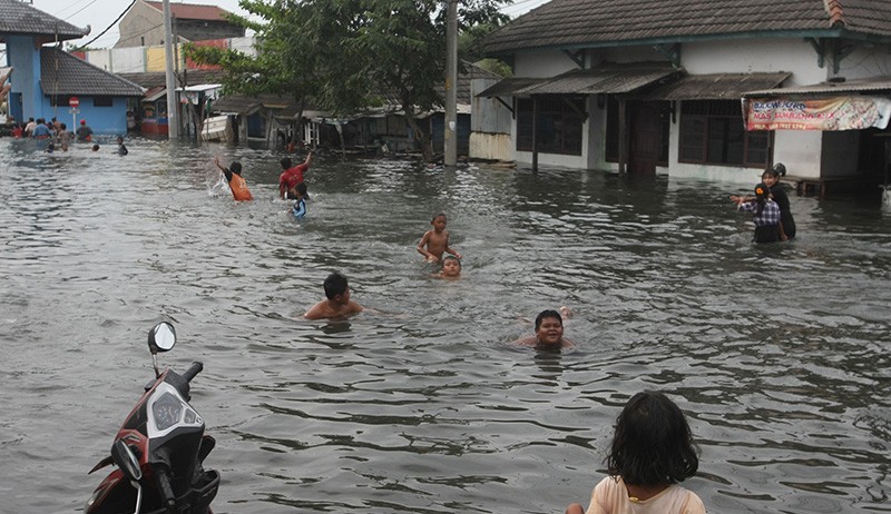 Sejumlah Sepeda Motor Terendam Banjir Rob hingga Jok di Kota Semarang - Bagian 5