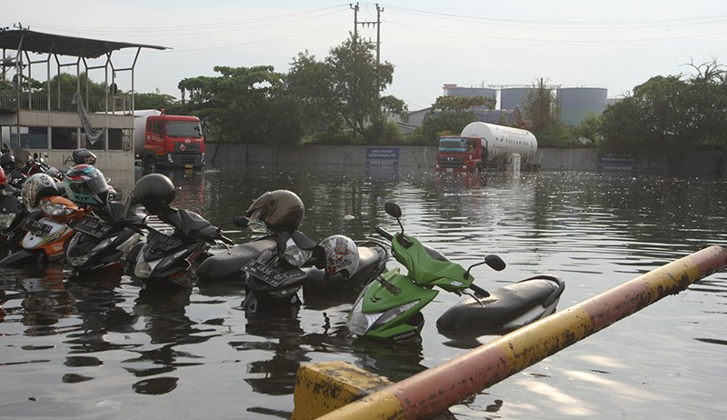 Sejumlah Sepeda Motor Terendam Banjir Rob hingga Jok di Kota Semarang - Bagian 1