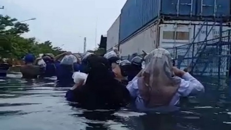 Banjir Rob Datang, Ribuan Pekerja di Pelabuhan Tanjung Emas Berlari Menyelamatkan Diri 