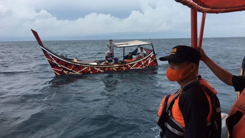 Perahu Motor di Aceh Besar Terbalik Diterjang Ombak, 3 Nelayan Selamat