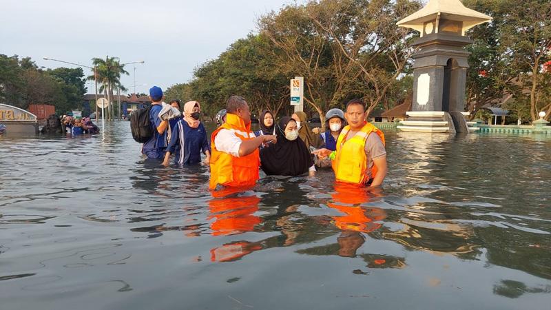  Dramatis, Petugas Gabungan  Evakuasi Karyawan Terjebak Banjir Rob di Pelabuhan Tanjung Emas
