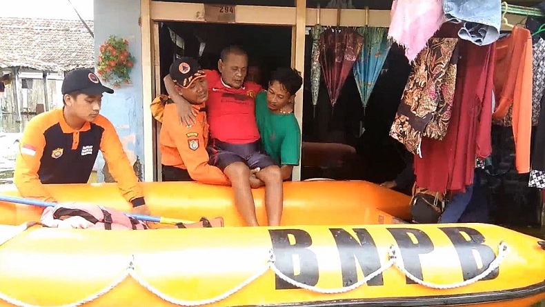 Dramatis, Evakuasi Lansia dan Warga Sakit saat Banjir Rob di Kendal