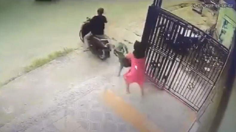 Terekam CCTV, Perempuan di Medan Terseret Pertahankan Motornya saat Dibawa Kabur Maling