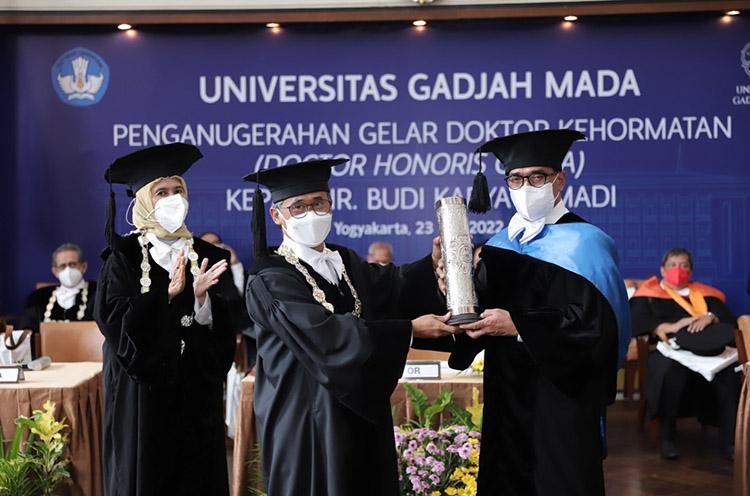 Bangun Sistem Transportasi Modern, Menhub Budi Karya Sumadi Raih Gelar Doktor HC dari UGM 