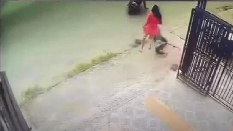 Terekam CCTV, Perempuan Berhijab Luka-Luka Terseret Motor saat Pertahankan dari Begal