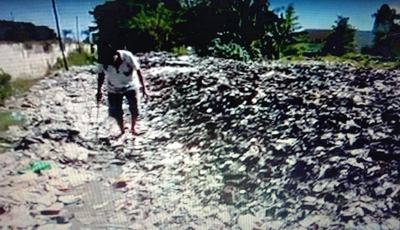 Gegara Tertutup Sampah Menggunung, Jalan 4 Desa di Cirebon Tak Dapat Dilintasi