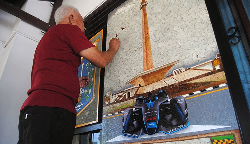 Seniman Ini Buat Lukisan Bertema Formula E dari Cangkang Telur - Bagian 3