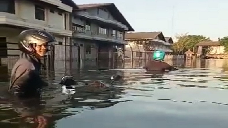 Banjir Rob di Tanjung Emas Masih Tinggi, Pekerja Bingung Ambil Motor