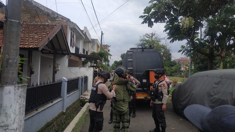 Heboh, Warga Antapani Bandung Curigai Benda di Balik Pagar, Tim Jibom Turun Tangan