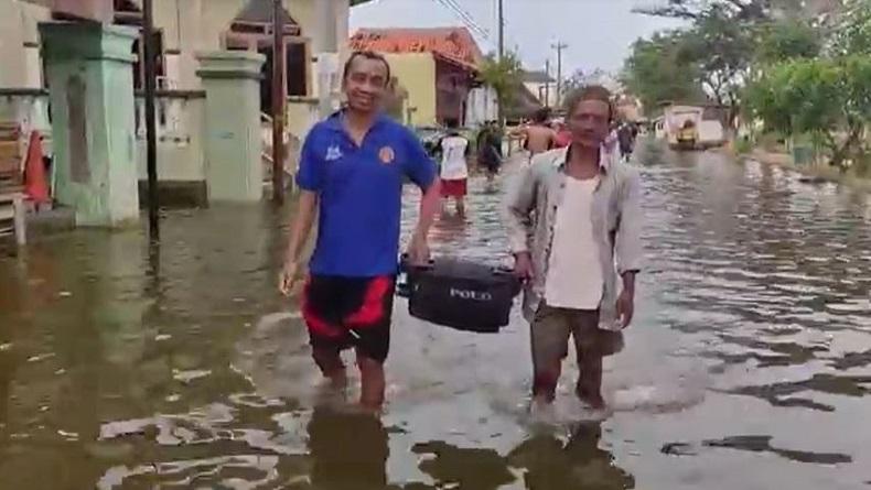 title Banjir Rob di Kendal Kembali Naik, Warga Mulai Mengungsi Banjir Rob di Kendal Kembali Naik, Warga Mulai Mengungsi