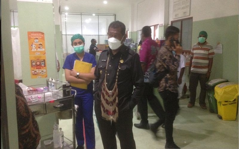 Bupati Jayawijaya Minta Kebiasaan 5 Orang Antar Pasien ke RSUD Dihentikan