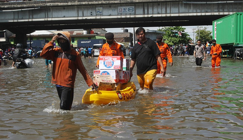 Akses Pelabuhan Tanjung Emas Putus akibat Banjir Rob, Penumpang Kapal Terlantar - Bagian 3