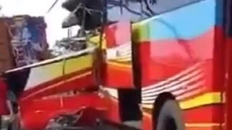 Viral di Medsos, Kecelakaan Bus Seruduk Dump Truck di Pati 