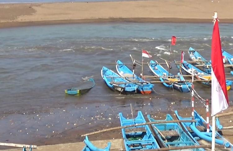 Detik-detik Perahu Wisata Terseret Gelombang Tinggi di Pantai Baron Gunungkidul