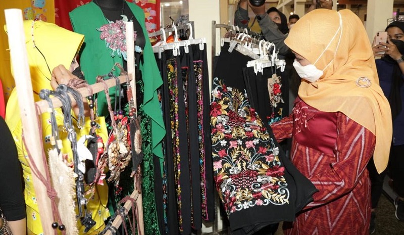 title Pulihkan Ekonomi, Gubernur Khofifah Imbau Masyarakat Pakai Produk Lokal Pulihkan Ekonomi, Gubernur Khofifah Imbau Masyarakat Pakai Produk Lokal