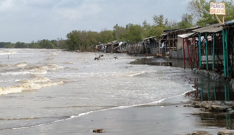 Akibat Banjir Rob, Wisata Pantai Karangsong Indramayu Ditutup Sementara