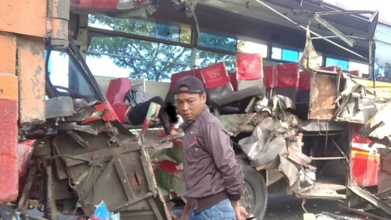 Polisi Selidiki Penyebab Kecelakaan Bus Tabrak Dump Truck di Pati