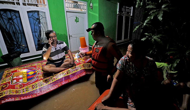 Tim SAR Door to Door Evakuasi Korban Banjir Jambi yang Terjebak di Dalam Rumah - Bagian 3