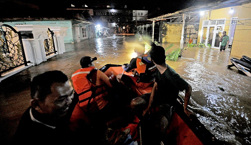 Tim SAR Door to Door Evakuasi Korban Banjir Jambi yang Terjebak di Dalam Rumah - Bagian 2