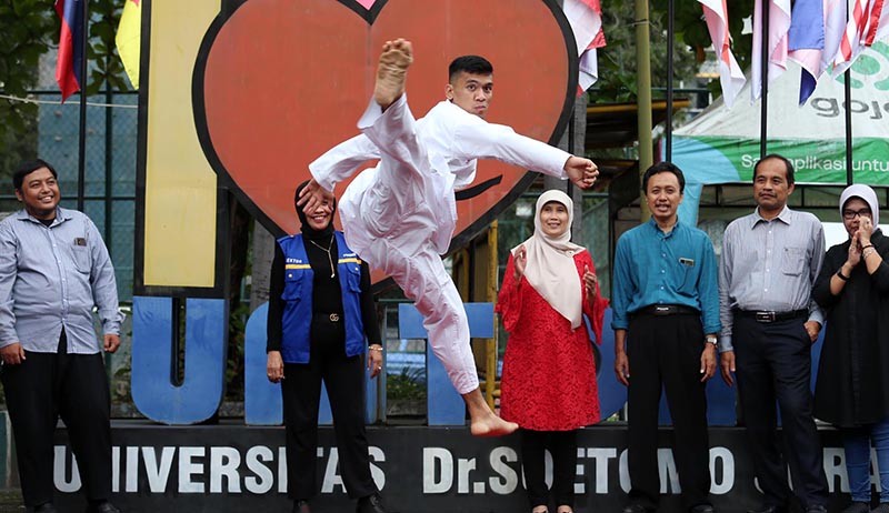 Aksi Mahasiswa Unitomo Karateka Peraih Medali Perak SEA Games Vietnam - Bagian 1