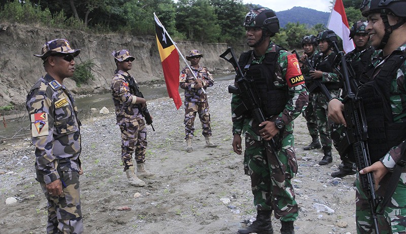 Potret Prajurit TNI-Polisi Timor Leste Patroli Bersama di Perbatasan RI-RDTL - Bagian 2