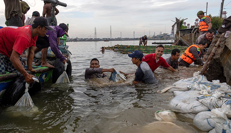 3.600 Karung Berisi Pasir dan Batu Tutup Tanggul Jebol di Pelabuhan Tanjung Emas - Bagian 3