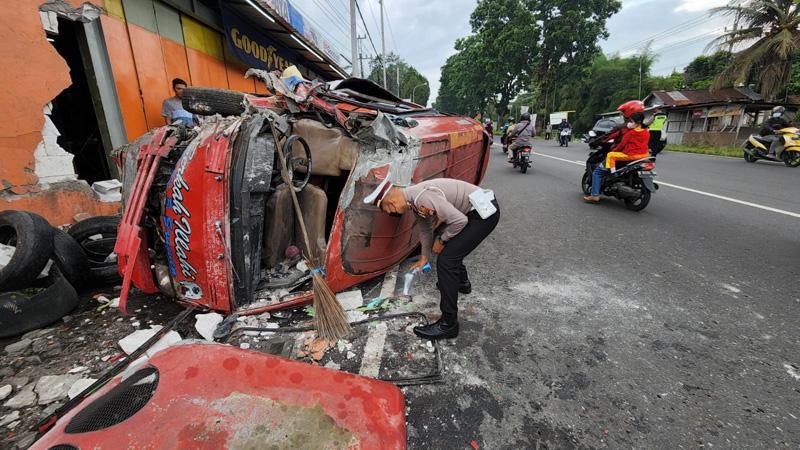 Angkutan Umum Tabrak Motor di Jalan Raya Semarang-Solo, Belasan Penumpang Terluka