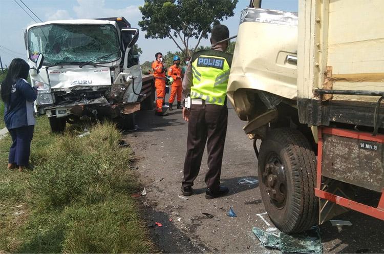 2 Truk Adu Banteng, Evakuasi Sopir Terjepit Kabin Berlangsung Dramatis