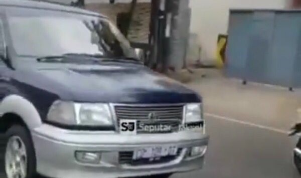 Viral, Mobil Berpelat Diplomatik Halangi Ambulans di Jaksel