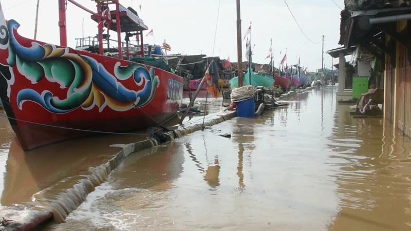 Cerita Haru Warga Terdampak Banjir Rob, 3 Hari Bermalam di Perahu Nelayan