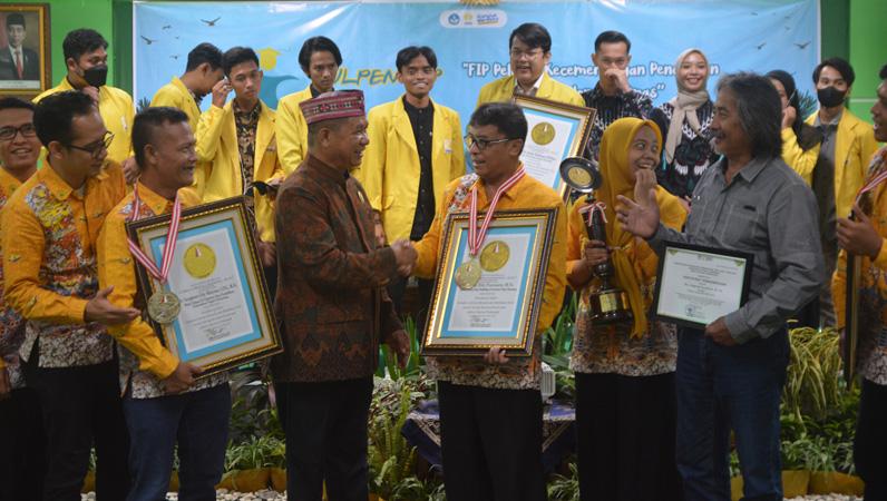 title Ratusan Mahasiswa dan Dosen FIP Unnes Baca Puisi Peringati Bulan Pendidikan Ratusan Mahasiswa dan Dosen FIP Unnes Baca Puisi Peringati Bulan Pendidikan