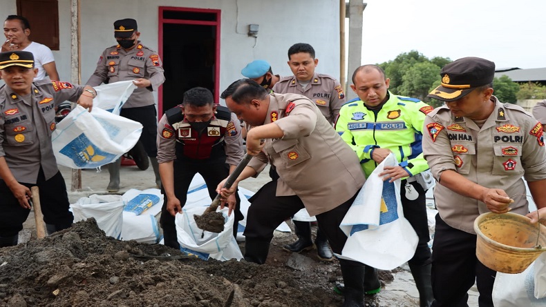 Bantu Warga Terdampak Banjir Rob, Polisi Perbaiki Tanggul Jebol di Demak