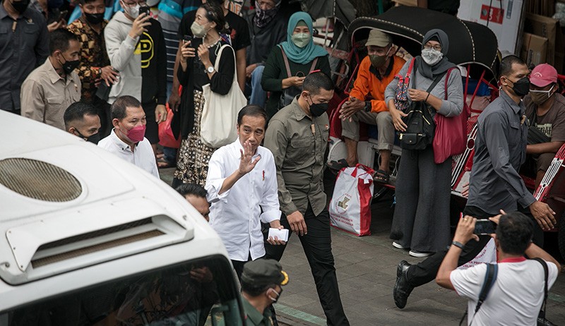 Presiden Jokowi Bagi-Bagi BLT Minyak Goreng untuk Warga Solo - Bagian 2