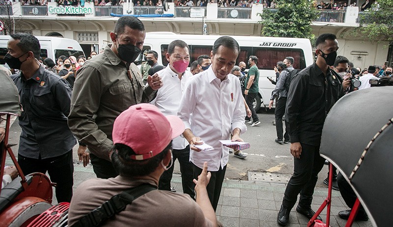 Presiden Jokowi Bagi-Bagi BLT Minyak Goreng untuk Warga Solo - Bagian 1