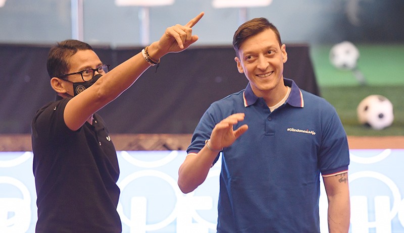 Potret Mesut Ozil bersama Menparekraf Sandiaga Uno - Bagian 1