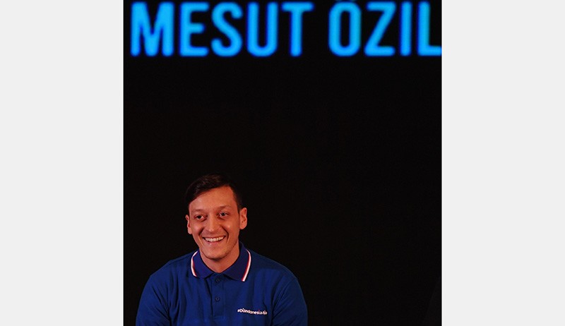 Potret Mesut Ozil bersama Menparekraf Sandiaga Uno - Bagian 3