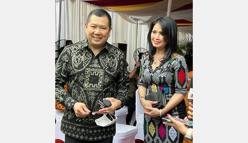 Momen Hary Tanoesoedibjo Hadiri Pernikahan Adik Presiden Jokowi - Bagian 3