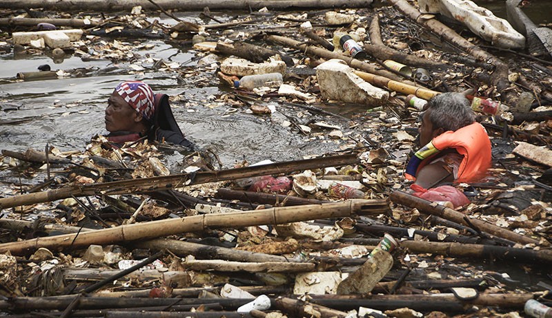 1.500 Kubik Sampah Bambu Membuat Aliran Sungai Cikeas Tersumbat - Bagian 1