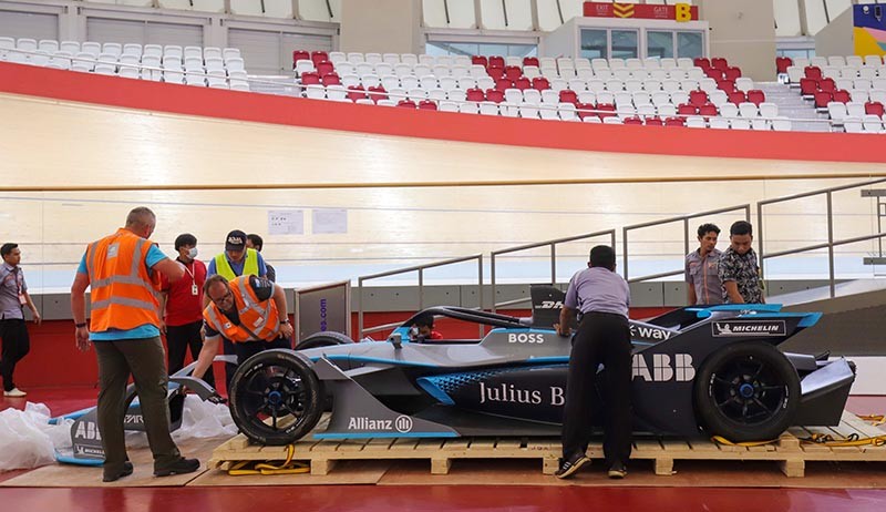 Penampakan Mobil Balap Formula E saat Unboxing, Siap Mengaspal di Sirkuit Ancol - Bagian 3