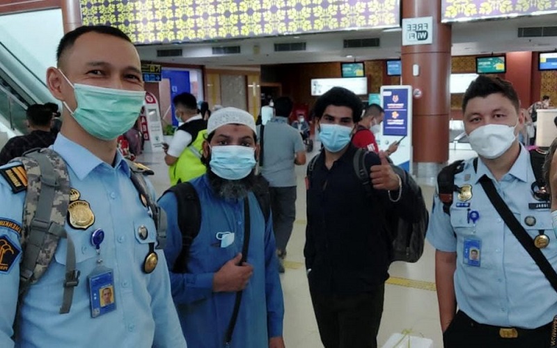 title Dua Warga Pakistan Dideportasi, Hidup di Indonesia Modal Minta Sumbangan ke Masjid Dua Warga Pakistan Dideportasi, Hidup di Indonesia Modal Minta Sumbangan ke Masjid