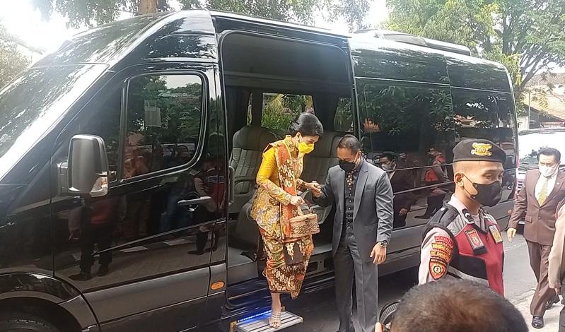 Kenakan Setelan Jas Abu-abu Tua, Jenderal Andika Tiba di Lokasi Pernikahan Adik Jokowi