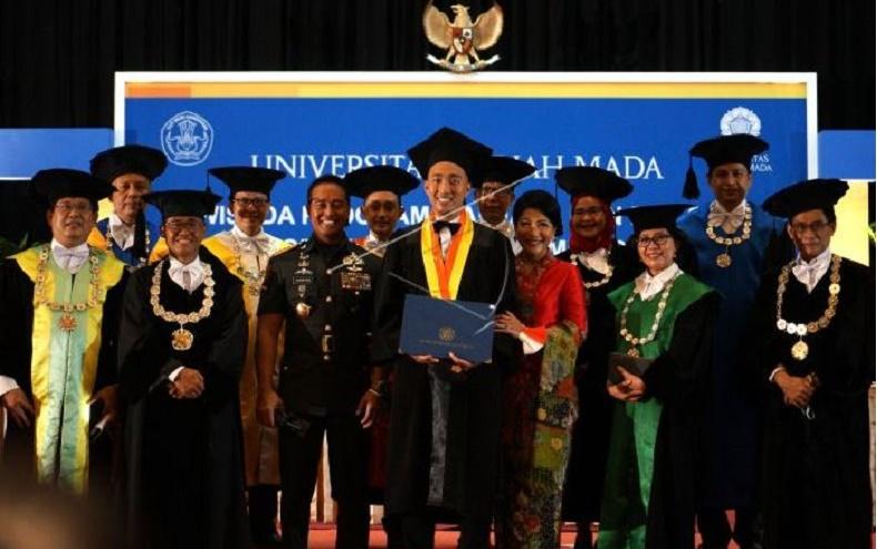 Momen Bahagia Keluarga Panglima TNI, Putra Bungsu Andrew Perkasa Diwisuda di UGM