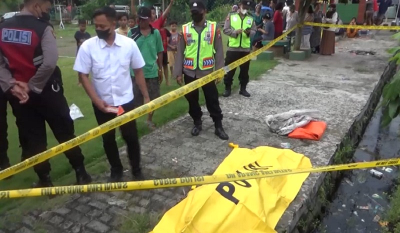 Mayat Pria di Selokan Gegerkan Warga Jombang, Terdapat Luka pada Pelipis Korban