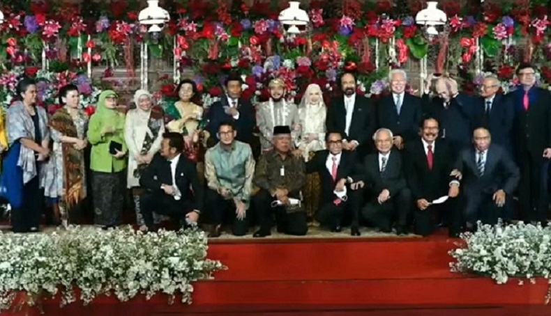 Para Menteri Kabinet Indonesia Maju Foto Bersama di Nikahan Ketua MK dan Adik Jokowi