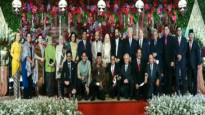 Acara Pernikahan Ketua MK dengan Adik Jokowi, Sejumlah Menteri Maju Foto Bersama 