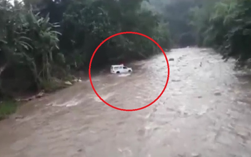 Video Aksi Nekat Sopir Ambulans Bawa Jenazah Terobos Arus Sungai, Terdengar Tangisan Warga