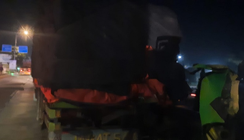 title Sopir Hendak Istirahat, Tronton Hantam Truk di Rest Area Tol Cipularang, 1 Tewas Sopir Hendak Istirahat, Tronton Hantam Truk di Rest Area Tol Cipularang, 1 Tewas
