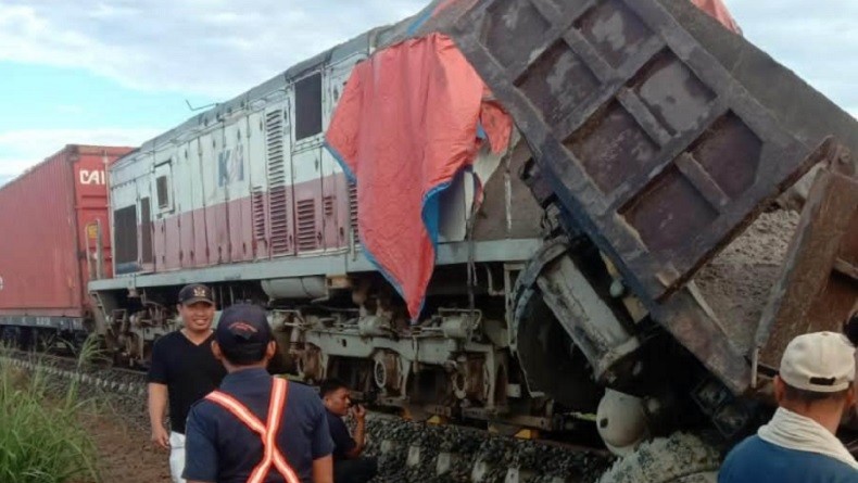 Truk Ringsek Tertabrak Kereta Api di Pelintasan Rel Jalan Benteng, Terseret hingga 50 Meter