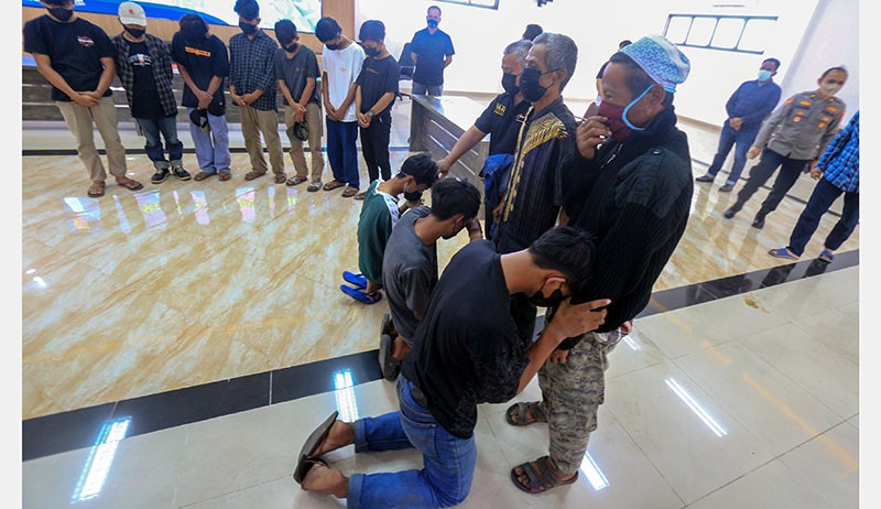 Anggota Geng Motor Cium Kaki Orang Tua saat Diamankan Polisi - Bagian 2
