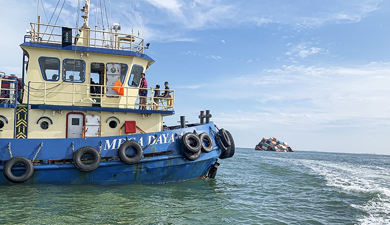 Foto Kapal Tongkang Bawa 195 Kontainer Tenggelam Dihantam Angin Kencang di Kepri - Bagian 4